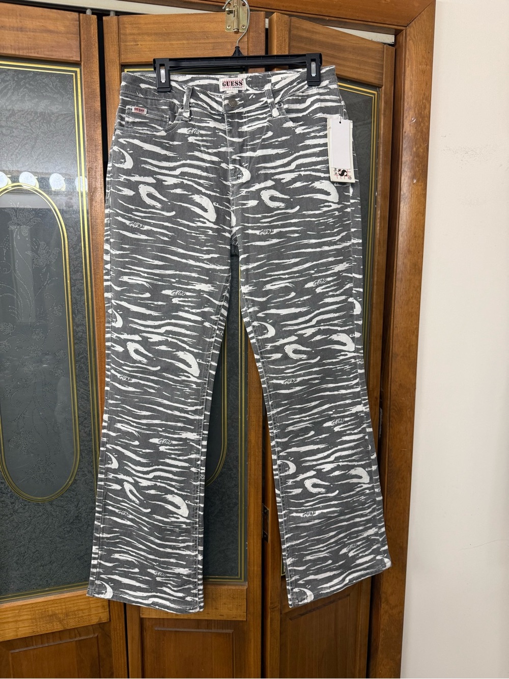 GUESS LADIES Gray White Patterned Flared Jeans, BRAND NEW